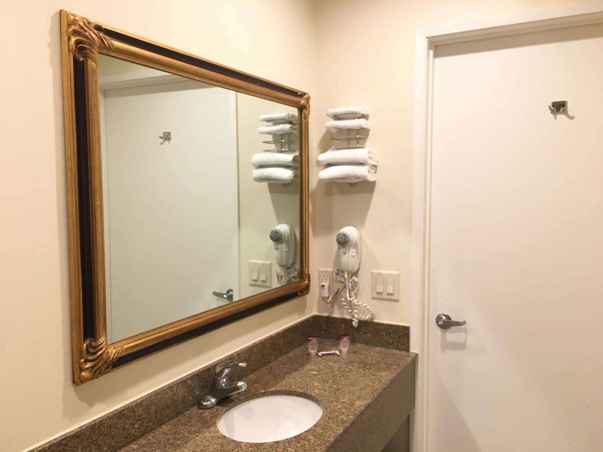 Simply Home Inn & Suites - Riverside Eksteriør billede